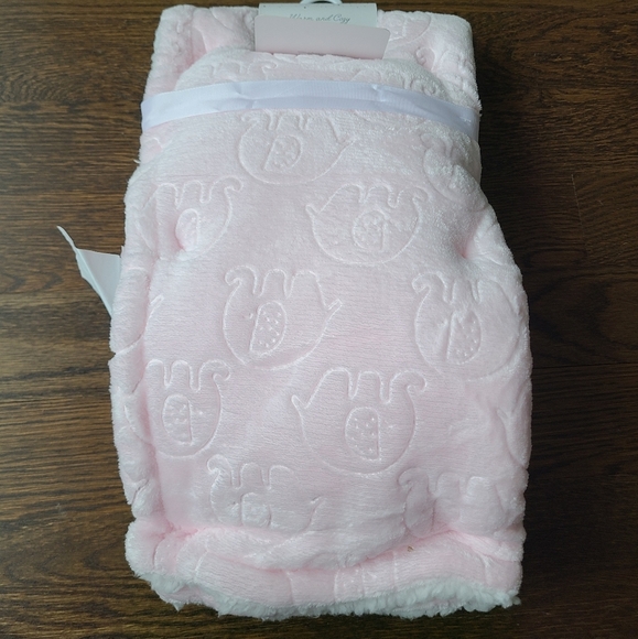 NWT WARM and Cozy Pink Baby Blanket and Neck Pillow Set - Picture 4 of 6